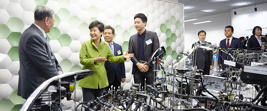President Park Geun-hye on her visit to the Korea Advanced Institute of Science & Technology, November 29, 2013