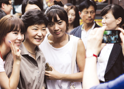 Presidential candidate Park Geun-hye with citizens in front of Hongik University, August 26, 2012