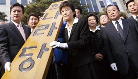 Park Geun-hye vyvádí svou stranu z krize  