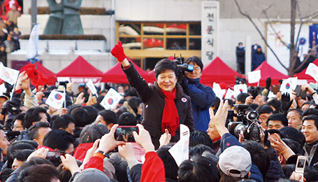أصبحت أول رئيسة إمراة في شمال شرق آسيا (١٩من ديسمبر عام ٢٠١٢)